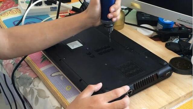 拆卸后蓋螺絲 拆卸后蓋螺絲