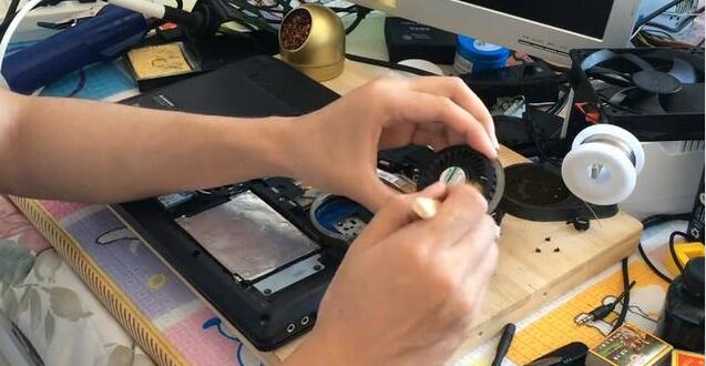 用刷子掃灰 用刷子掃灰